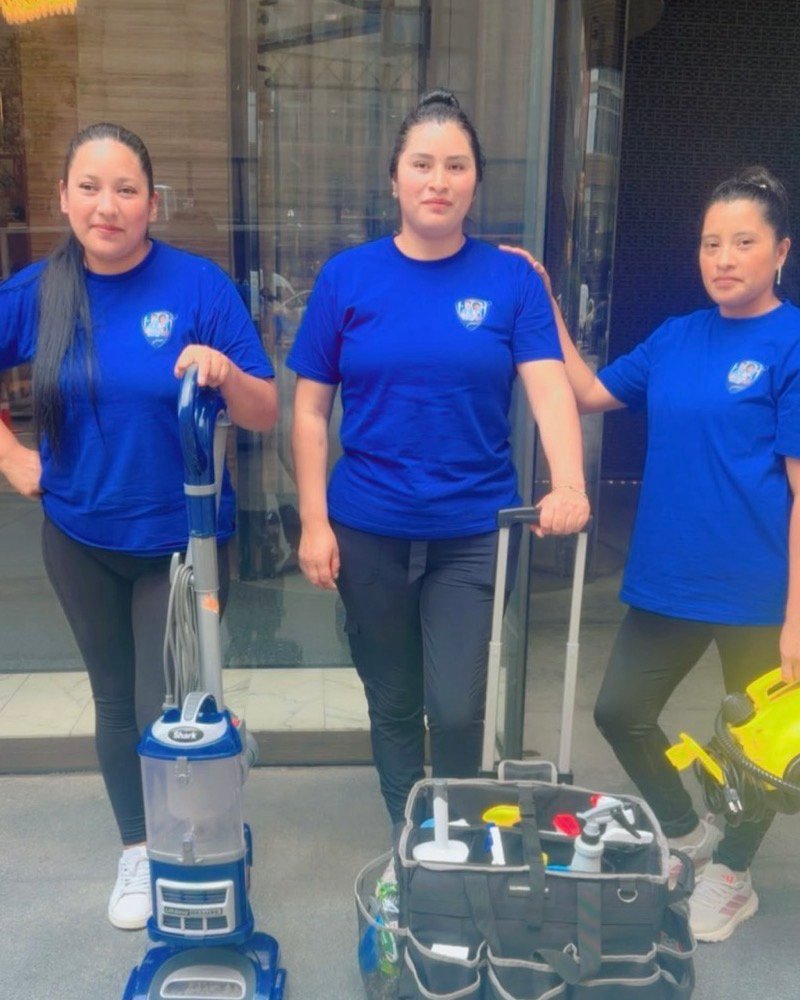 El equipo de LyG Cleaning Service con su equipo de trabajo